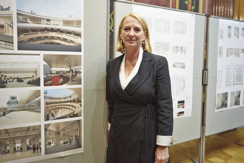 Nationalratspräsidentin Doris Bures vor dem Umbauplänen