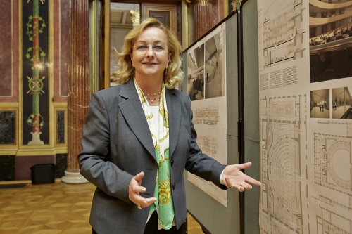 Nationalratsabgeordnete Maria Theresia Fekter(V) informiert sich über den Umbau