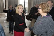 Nationalratspräsidentin Doris Bures begrüßt die BesucherInnen