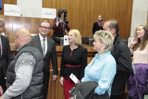 Nationalratspräsidentin Doris Bures und Zweiter Nationalratspräsident Karlheinz Kopf im Gespräch mit BesucherInnen