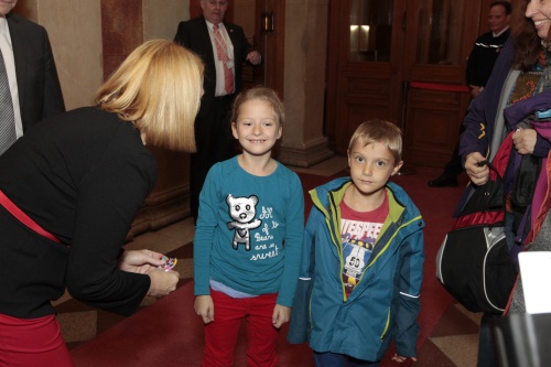 Nationalratspräsidentin Doris Bures im Gespräch mit zwei Kindern