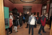 BesucherInnen besichtigen das Palais Epstein