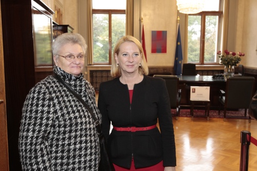 Besucherin mit Nationalratspräsidentin Doris Bures