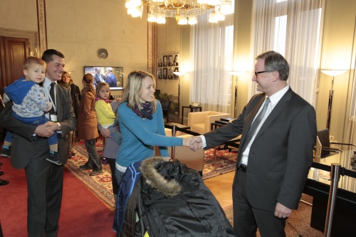 Zweiter Nationalratspräsident Karlheinz Kopf begrüßt die BesucherInnen