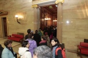 BesucherInnen besichtigen die Räumlichkeiten des Parlamentsgebäudes