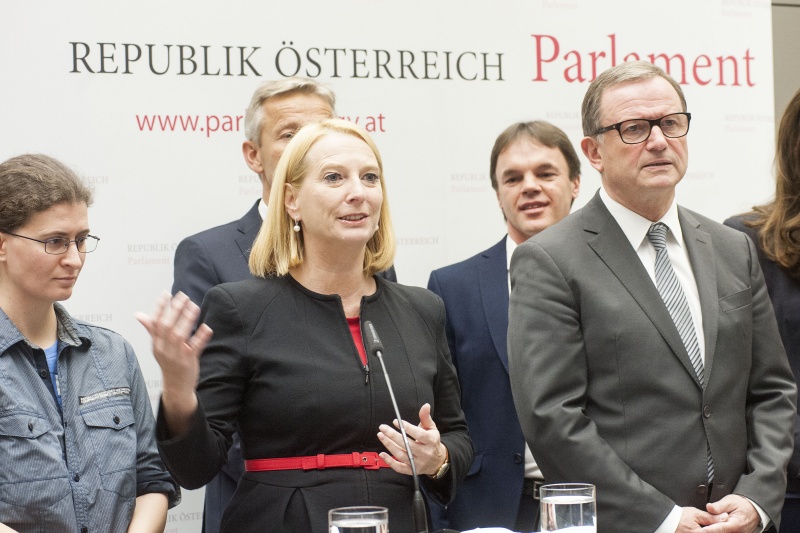 v.li.: Bürgervertreterin Michelle Miesbauer, Nationalratspräsidentin Doris Bures (S) am Wort , Klubobmann Reinhold Lopatka (V), Bürgervertreter Felix Ofner und Zweiter Nationalratspräsident Karlheinz Kopf (V)