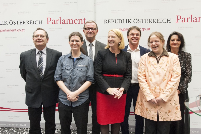 v.li.: Die BürgervertreterInnen Heinz Emhofer und Michelle Missbauer, Zweiter Nationalratspräsident Karlheinz Kopf (V), Nationalratspräsidentin Doris Bures (V), die BürgervertreterInnen Harald Petz, Marlen Ondrejka und Helga Schattauer