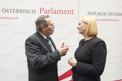 v.li.: Bürgervertreter Heinz Emhofer und Nationalratspräsidentin Doris Bures (S) im Gespräch