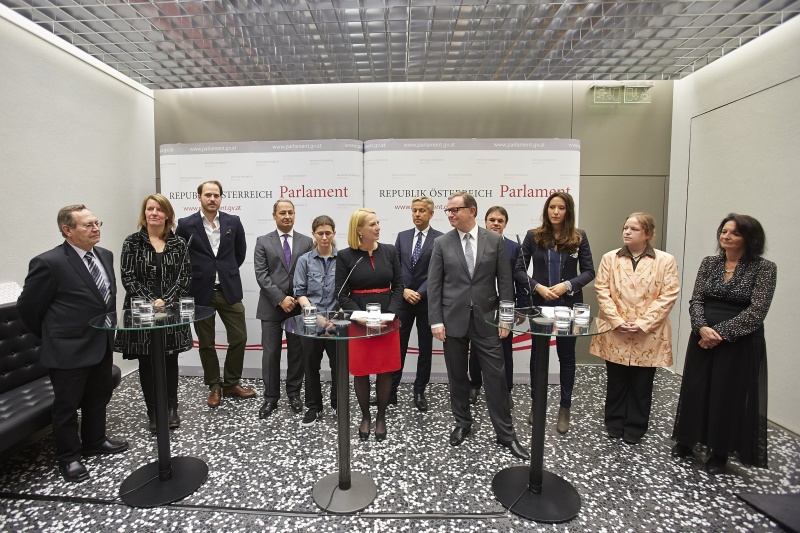 v.li: Bürgervertreter Heinz Emhofer, die Nationalratsabgeordneten Daniela Musiol (G), Nikolaus Scherak (N), Klubobmann Andreas Schieder (S), Bürgerinnenvertrerterin Michelle Missbauer, Nationalratspräsidentin Doris Bures (S) am Wort, Klubobmann Reinhold Lopatka (V), Zweiter Nationalratspräsident Karlheinz Kopf (V), Bürgervertreter Harald Petz, Nationalratsabgeordnete Petra Steger (F), Bürgerinnenvertreterin Marlen Ondrejka und Bürgerinnenvertreterin Helga Schattauer