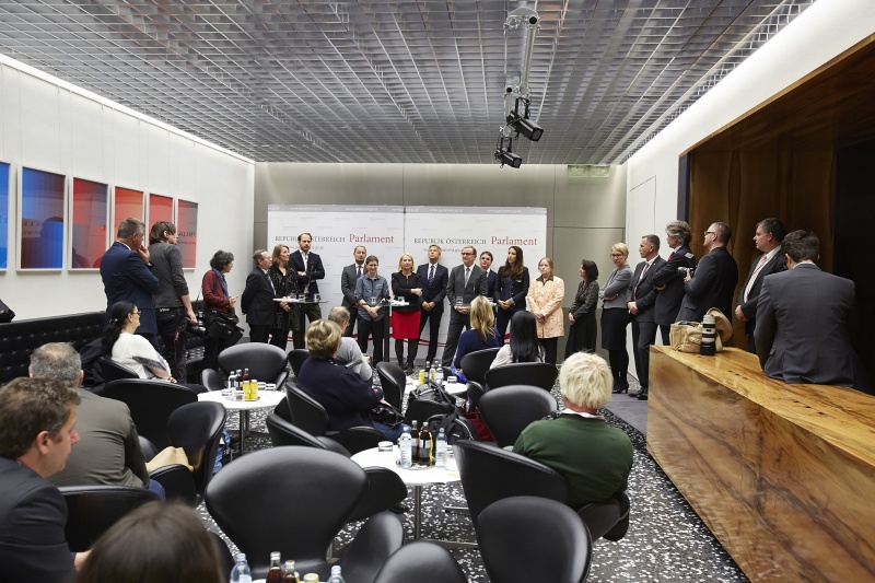 v.li: Bürgervertreter Heinz Emhofer, die Nationalratsabgeordneten Daniela Musiol (G), Nikolaus Scherak (N), Klubobmann Andreas Schieder (S), Bürgerinnenvertreterin Michelle Missbauer, Nationalratspräsidentin Doris Bures (S), Klubobmann Reinhold Lopatka (V), Zweiter Nationalratspräsident Karlheinz Kopf (V), Bürgervertreter Harald Petz, Nationalratsabgeordnete Petra Steger (F), Bürgerinnenvertreterin Marlen Ondrejka und Bürgerinnenvertreterin Helga Schattauer