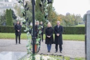 v.li.: Nationalratspräsidentin Doris Bures (S) und Zweiter Nationalratspräsident Karlheinz Kopf (V) bei der Kranzniederlegung am Grabmal von Felix Hurdes