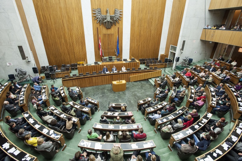 Blick Richtung VeranstaltungsteilnehmerInnen. Regierungsbank v.li.: Jens-Uwe Krause, Roger Willemsen und Annette Schiedeck bei der Lesung