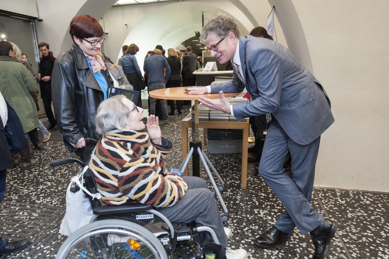 Roger Willemsen (re.) im Gespräch mit einer Veranstaltungsteilnehmerin