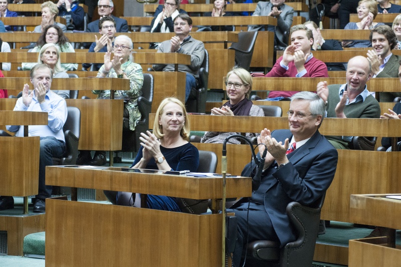 Blick Richtung VeranstaltungsteilnehmerInnen. Erste Reihe v.li.: Nationalratspräsidentin Doris Bures (S) und der deutsche Botschafter Detlev Rünger