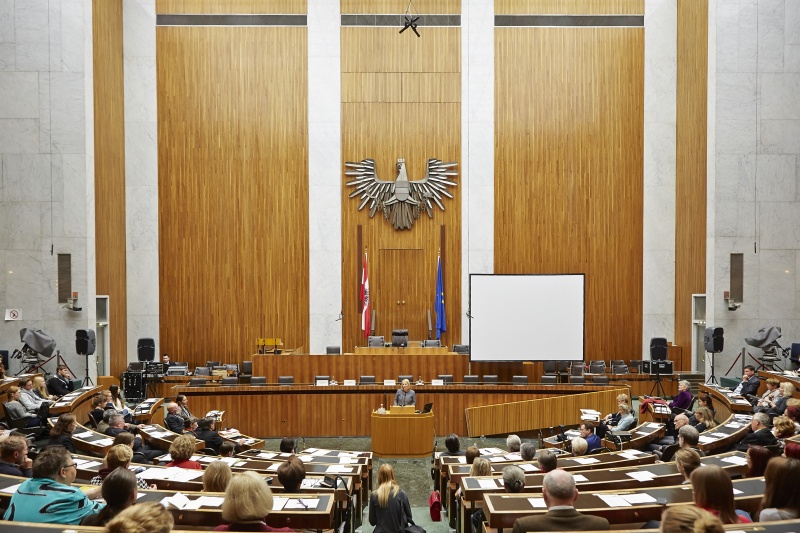 Blick Richtung VeranstaltungsteilnehmerInnen mit Nationalratspräsidentin Doris Bures (S) am Rednerpult