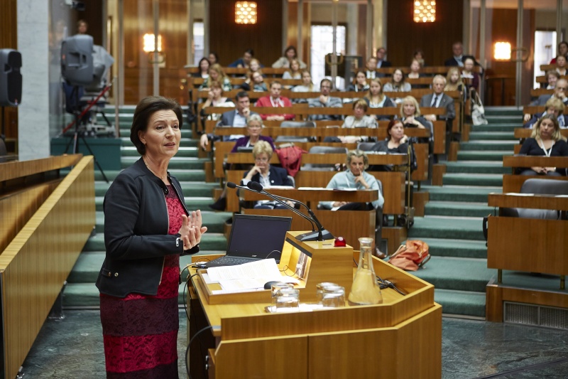 Blick Richtung VeranstaltungsteilnehmerInnen mit Unterrichtsministerin Gabriele Heinisch-Hosek (S) am Rednerpult