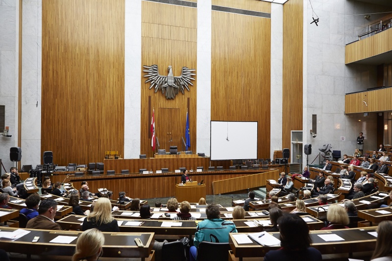 Blick Richtung VeranstaltungsteilnehmerInnen mit Unterrichtsministerin Gabriele Heinisch-Hosek (S) am Rednerpult