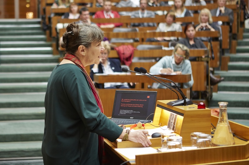 Blick Richtung VeranstaltungsteilnehmerInnen mit Christa Hämmerle am Rednerpult