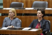 v.li.: Nationalratspräsidentin Doris Bures (S) und Frauenministerin Gabriele Heinisch-Hosek