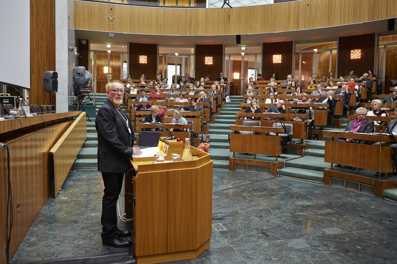 Blick Richtung VeranstaltungsteilnehmerInnen mit Universität Wien Wolfgang Duchkowitsch am Rednerpult