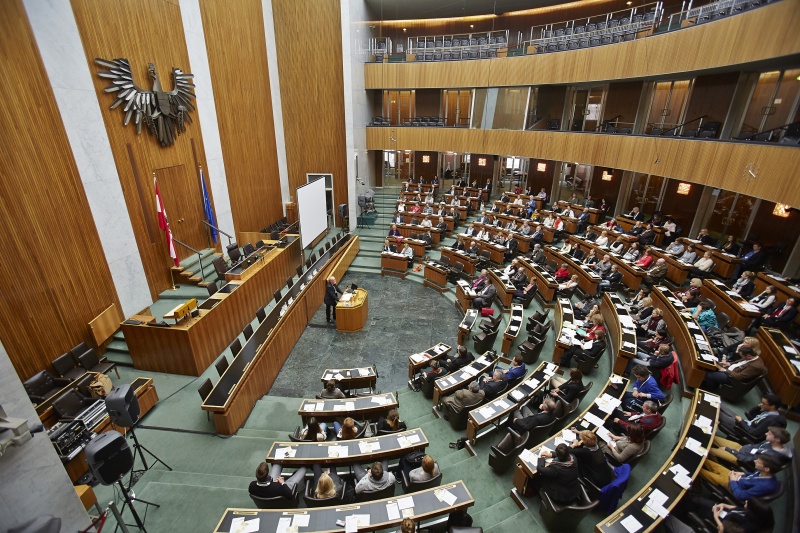 Blick Richtung VeranstaltungsteilnehmerInnen mit Universität Wien Wolfgang Duchkowitsch am Rednerpult