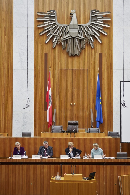 Podium v.li.: Reporter ohne Grenzen Rubina Möhring, Universität Wien Jürgen Grimm, Moderatorin Astrid Zimmermann und Journalistin Marianne Enigl