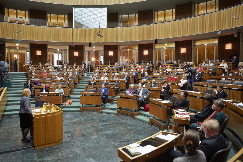 Blick Richtung VeranstaltungsteilnehmerInnen mit Nationalratspräsidentin Doris Bures (S) am Rednerpult