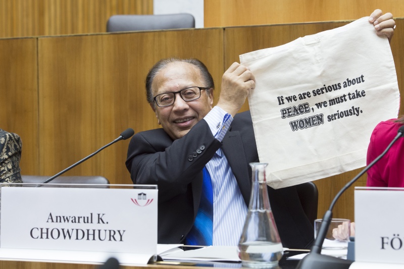 United Nations Under-Secretary-General and High Representative a.D., Initiator of UNSCR 1325 Ambassador Anwarul K. Chowdhury mit einer Message