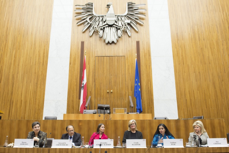 Podium v.li.: PLO, Executive Committee Member, PLC, Member, Chairperson, Board of Directors, MIFTAH, The Palestinian Initiative for the Promotion of Global Dialogue and Democracy Ms Hanan Ashrawi, Former United Nations Under-Secretary-General and High Representative, Initiator of UNSCR 1325 Ambassador Anwarul K. Chowdhury, Chefredakteurin DER STANDARD Alexandra Föderl-Schmid, Botschafterin in Frankreich Ursula Plassnik, United Nations Assistant Secretary-General, Deputy Executive Director of UN Women Ms Lakshmi Puri und President of May Chidiac Foundation and Media Institute Ms May Chidiac