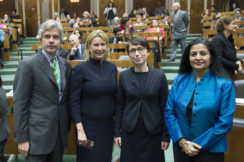 v.li.: Parlamentsdirektor Harald Dossi, zwei Veranstaltungsteilnehmerinnen und United Nations Assistant Secretary-General, Deputy Executive Director of UN Women Lakshmi Puri