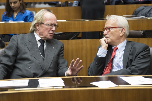 v.li.: Außenminister a.D. Peter Jankowitsch und Europaabgeordneter a.D. Hannes Swoboda im Gespräch