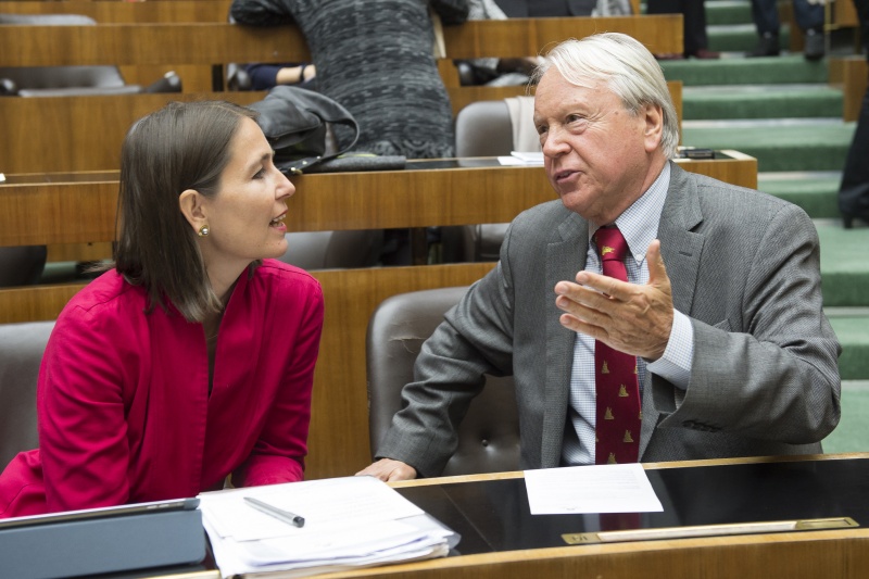 v.li.: Chefredakteurin DER STANDARD Alexandra Föderl-Schmid und Direktor der Diplomatischen Akademie Wien Hans Winkler im Gespräch