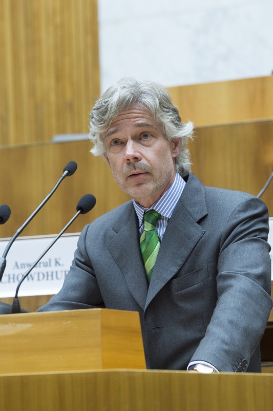 Begrüßung durch Parlamentsdirektor Harald Dossi