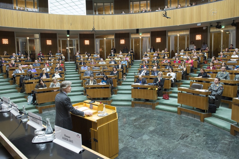 Blick Richtung VeranstaltungsteilnehmerInnen mit Parlamentsdirektor Harald Dossi am Rednerpult