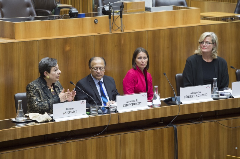 v.li.: PLO, Executive Committee Member, PLC, Member, Chairperson, Board of Directors, MIFTAH, The Palestinian Initiative for the Promotion of Global Dialogue and Democracy Ms Hanan Ashrawi, Former United Nations Under-Secretary-General and High Representative, Initiator of UNSCR 1325 Ambassador Anwarul K. Chowdhury, Chefredakteurin DER STANDARD Alexandra Föderl-Schmid und Botschafterin in Frankreich Ursula Plassnik am Podium
