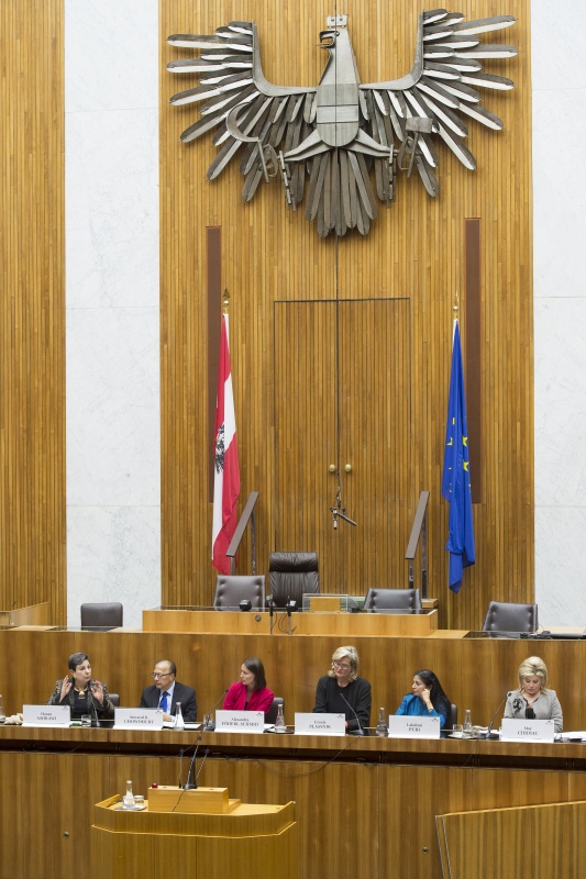 Podium v.li.: PLO, Executive Committee Member, PLC, Member, Chairperson, Board of Directors, MIFTAH, The Palestinian Initiative for the Promotion of Global Dialogue and Democracy Ms Hanan Ashrawi, Former United Nations Under-Secretary-General and High Representative, Initiator of UNSCR 1325 Ambassador Anwarul K. Chowdhury, Chefredakteurin DER STANDARD Alexandra Föderl-Schmid, Botschafterin in Frankreich Ursula Plassnik, United Nations Assistant Secretary-General, Deputy Executive Director of UN Women Ms Lakshmi Puri und President of May Chidiac Foundation and Media Institute Ms May Chidiac