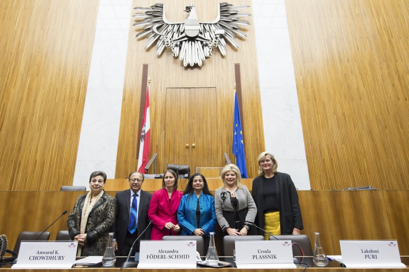 v.li.: PLO, Executive Committee Member, PLC, Member, Chairperson, Board of Directors, MIFTAH, The Palestinian Initiative for the Promotion of Global Dialogue and Democracy Ms Hanan Ashrawi, Former United Nations Under-Secretary-General and High Representative, Initiator of UNSCR 1325 Ambassador Anwarul K. Chowdhury, Chefredakteurin DER STANDARD Alexandra Föderl-Schmid, United Nations Assistant Secretary-General, Deputy Executive Director of UN Women Ms Lakshmi Puri, President of May Chidiac Foundation and Media Institute Ms May Chidiac und Botschafterin in Frankreich Ursula Plassnik am Podium