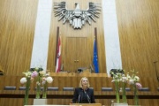 Nationalratspräsidentin Doris Bures (S) am Rednerpult bei ihrer Begrüßung
