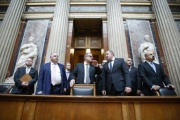Zweiter Nationalratspräsident Karlheinz Kopf (V) (3.v.li.) und der Staatspräsident von Georgien Giorgi Margwelaschwili bei einer Führung durch das Parlament im Historischen Sitzungssaal
