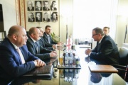 Aussprache. Linke Bildhälfte Georgische Delegation mit dem Staatspräsidenten von Georgien Giorgi Margwelaschwili (2.v.li.). Auf der rechten Seite Zweiter Nationalratspräsident Karlheinz Kopf (V)