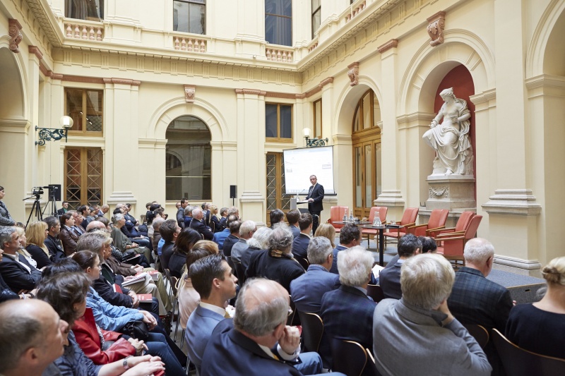 Zweiter Nationalratspräsident Karlheinz Kopf (V) bei der Begrüßung am Rednerpult. Blick in Richtung VeranstaltungsteilnehmerInnen.