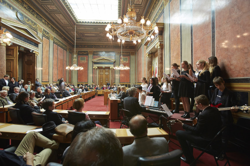 Chor des bilingualen Oberstufenrealgymnasiums Komensky. Blick Richtung VeranstaltungsteilnehmerInnen