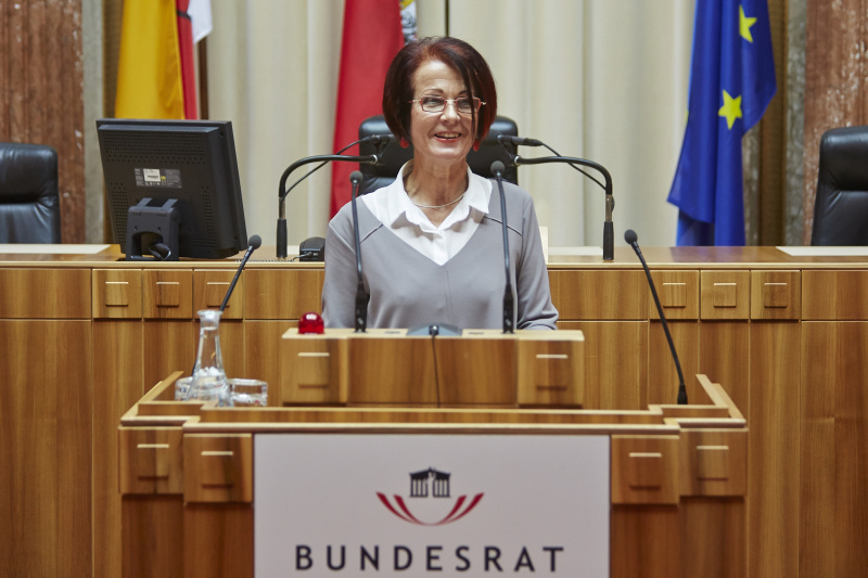 Bundesratspräsidentin Ana Blatnik (S) begrüßt die Gäste der Veranstaltung