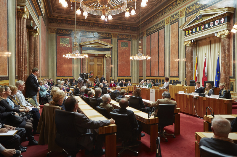 Bundesratspräsidentin Ana Blatnik (S) begrüßt die Gäste der Veranstaltung