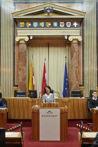 Bundesratspräsidentin Ana Blatnik (S) begrüßt die Gäste der Veranstaltung