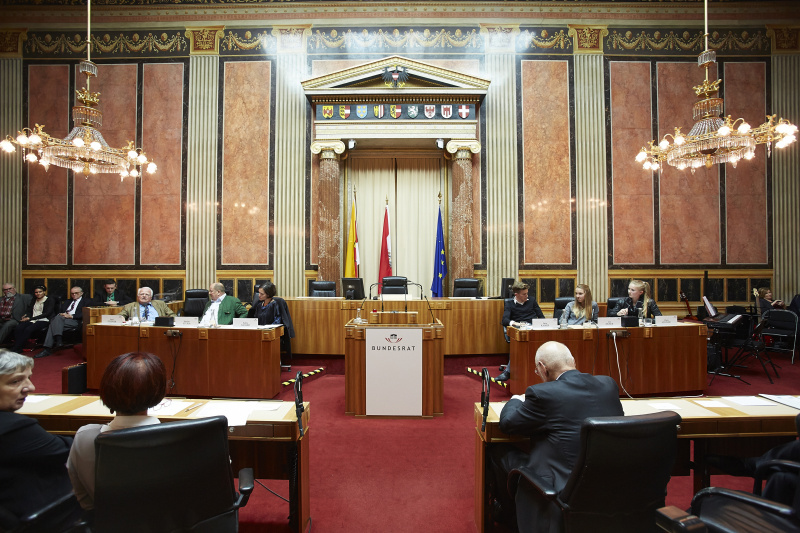 Übersicht. Podium v.li.: Kärntner Heimatdienst Josef Feldner, Zentralverband Slowenischer Organisationen Marjan Sturm, ORF Kulturredaktion Katja Gasser, Schüler Luca Kaiser, Schülerin Lea Murer und Schülerin Clara Steiner