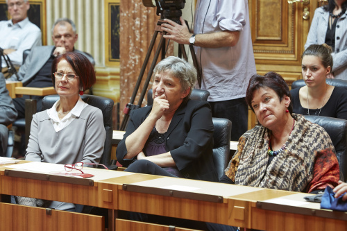 Publikum erste Reihe v.li.: Bundesratspräsidentin Ana Blatnik (S), Bundesratsvizepräsidentin Inge Posch-Gruska (S) und Bundesrätin Susanne Kurz (S)