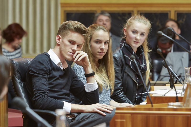 Podium v.li.: Schüler Luca Kaiser, Schülerin Lea Murer und Schülerin Clara Steiner