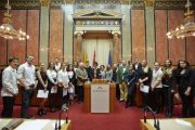 Gruppenfoto mit den TeilnehmerInnen der Veranstaltung. In der Mitte Bundesratspräsidentin Ana Blatnik (S)