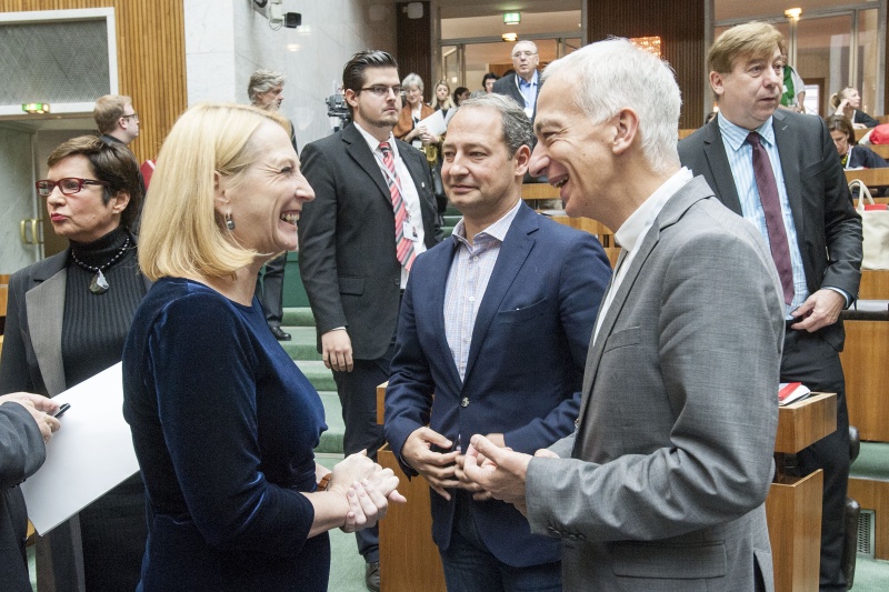 v.li.: Nationalratspräsidentin Doris Bures (S), Klubobmann Andreas Schieder (S) und Caritas-Präsident Österreich Michael Landau im Gespräch